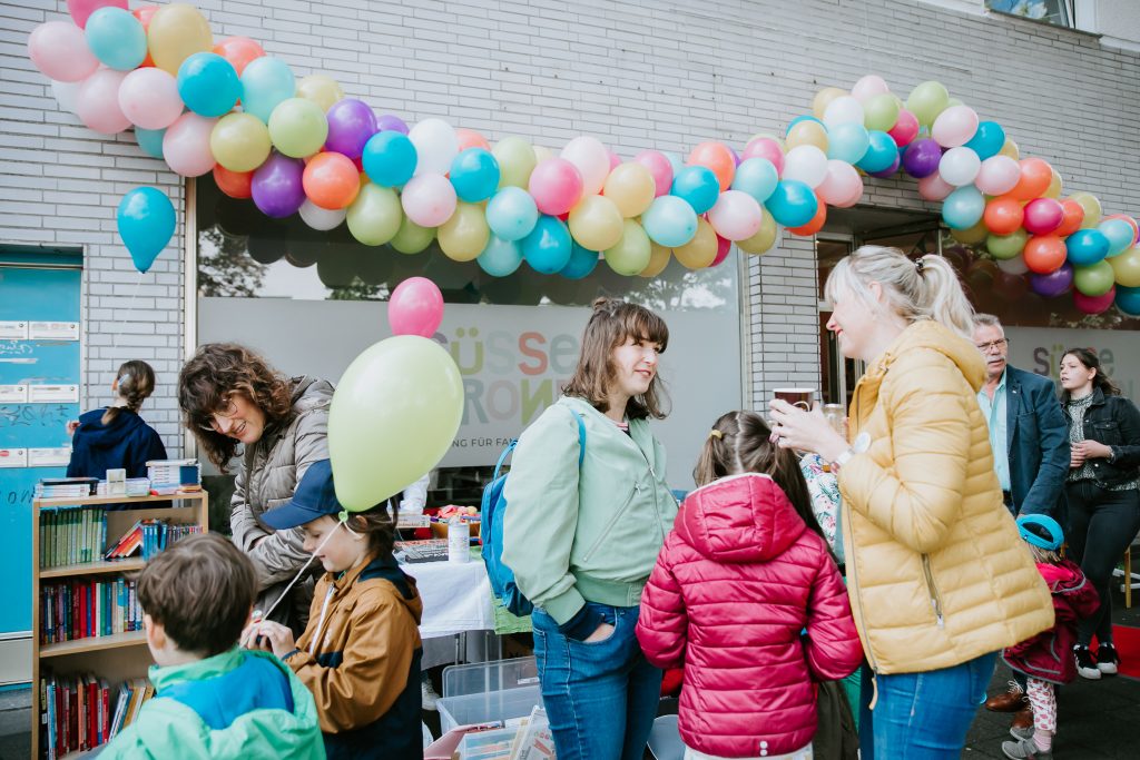 Buntes Treiben auf dem Gehweg
