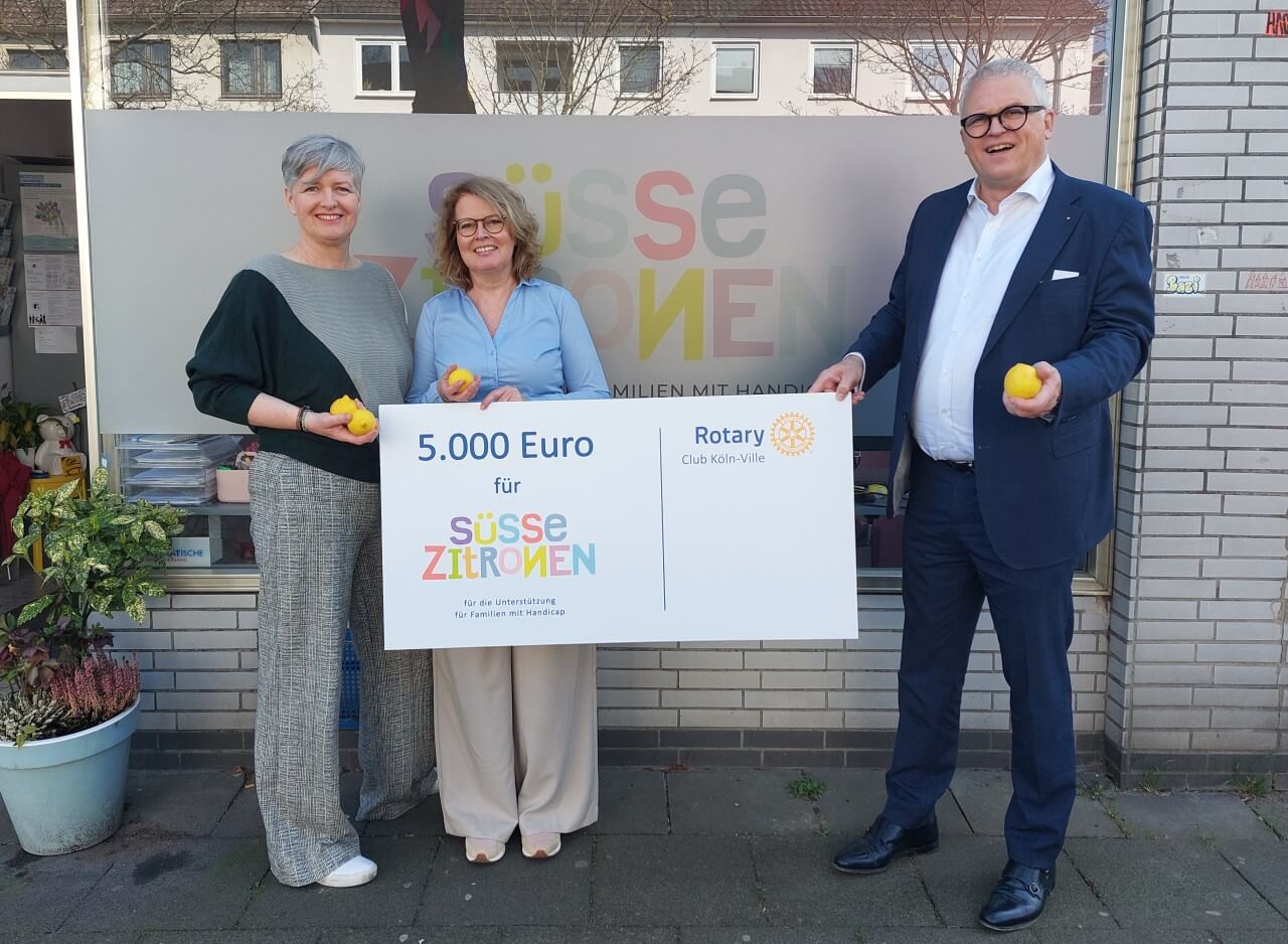 Symbolische Spendenscheck-Übergabe