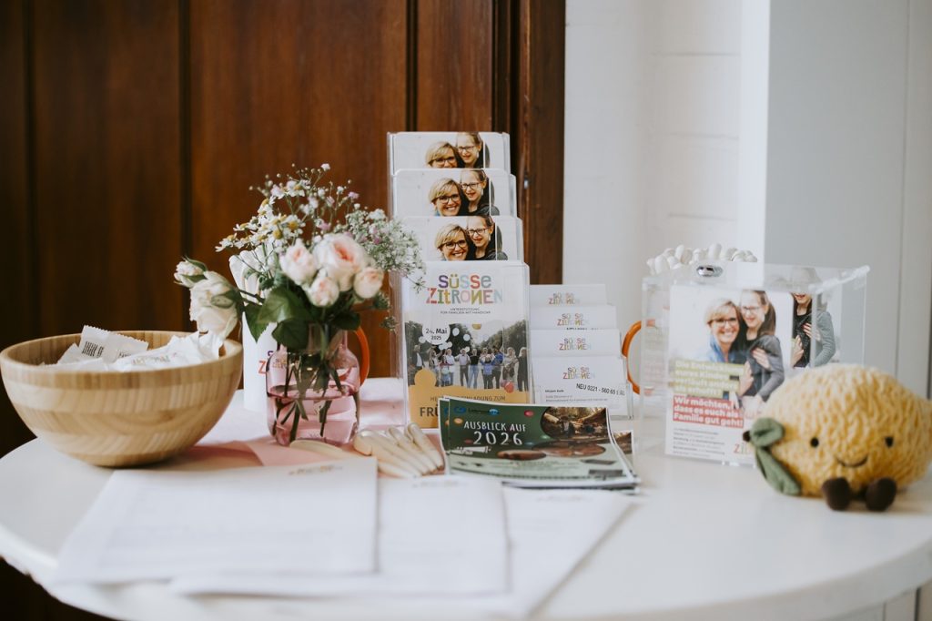 Infotisch mit Flyern und Werbematerialien