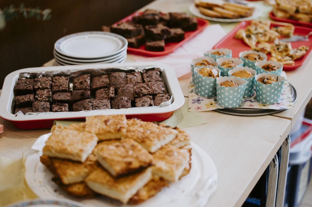Verschiedene Kuchen und Muffins auf dem Kuchenbuffet